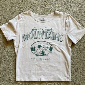 Crop Top graphic t-shirt.